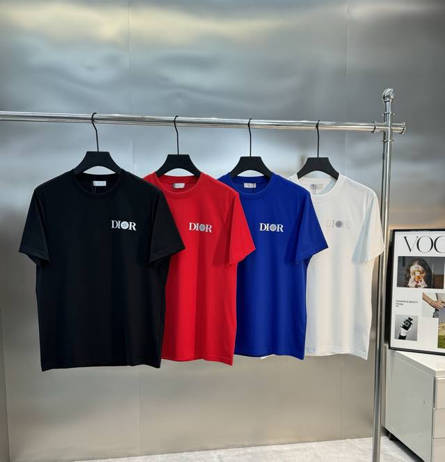Dio*R迪奥25S春夏圆领T恤.优质190G丝光棉布制成，机织技术，相比于普通面料更加富有质感......胸口Dior联名石头岛字母造型绘制而成的经典标签，常