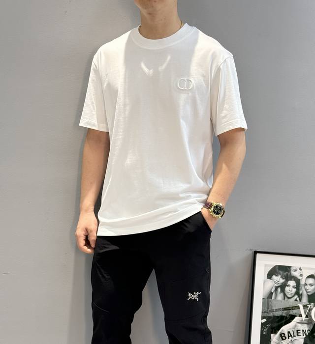Dior迪奥经典Cd刺绣T恤.男女同款！本款采用原版定织26支双股纱，成衣再洗水后处理工艺，百分百260G舒适棉.标志性的Cd立体绣花.简约大气时尚！颜色：黑色