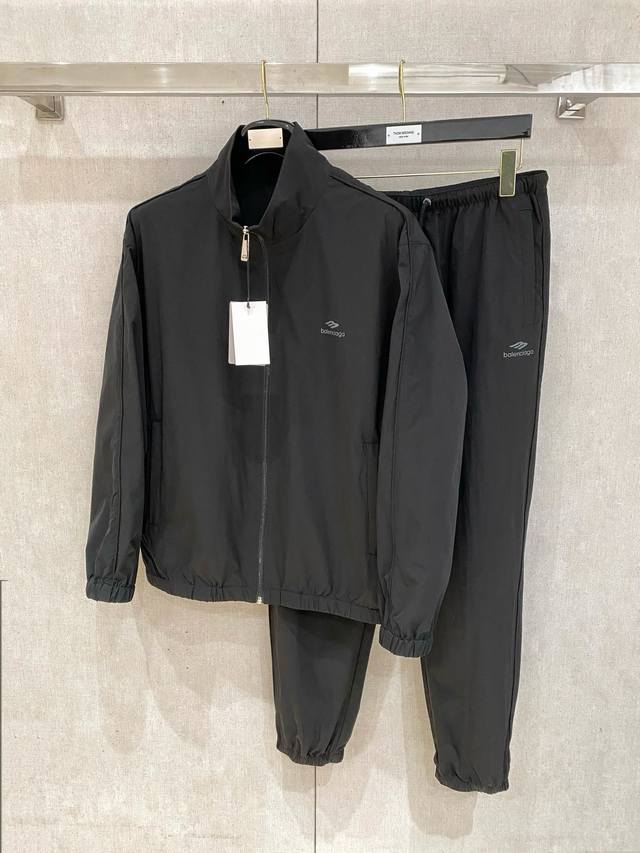 防晒服套装 出货 巴黎世家 上新25Ss早春运动套装 尼龙风衣卫裤 现货秒发 本款运动衫为轻盈科技面料全幅压印图案，注入动感气息，可与同款长裤共筑出行造型。进口