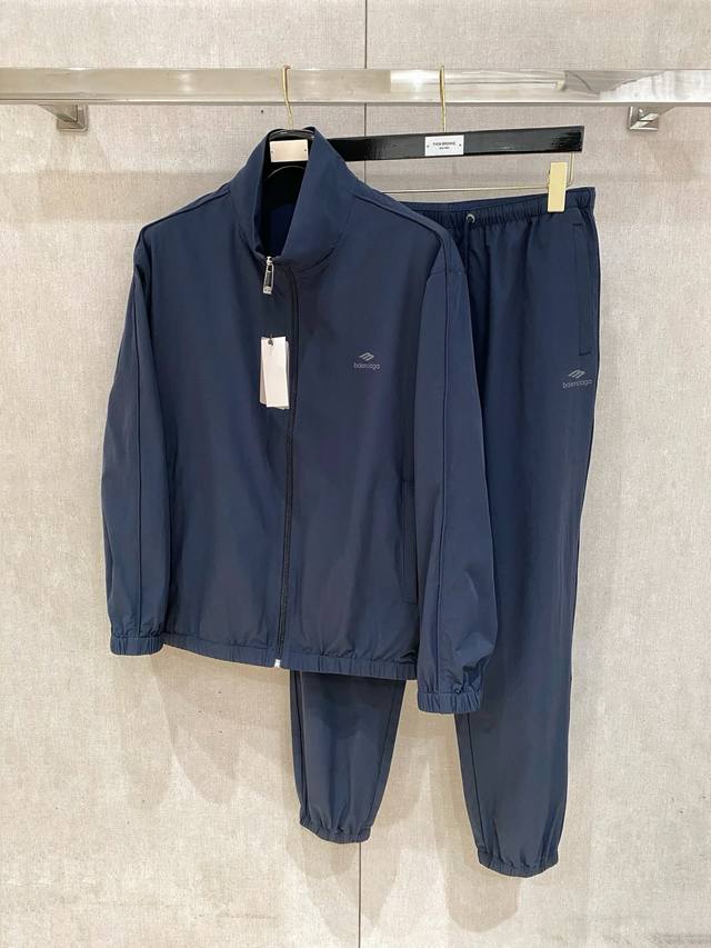 防晒服套装 巴黎世家 上新25Ss早春运动套装 尼龙风衣卫裤 现货秒发 本款运动衫为轻盈科技面料全幅压印图案，注入动感气息，可与同款长裤共筑出行造型。进口原版L