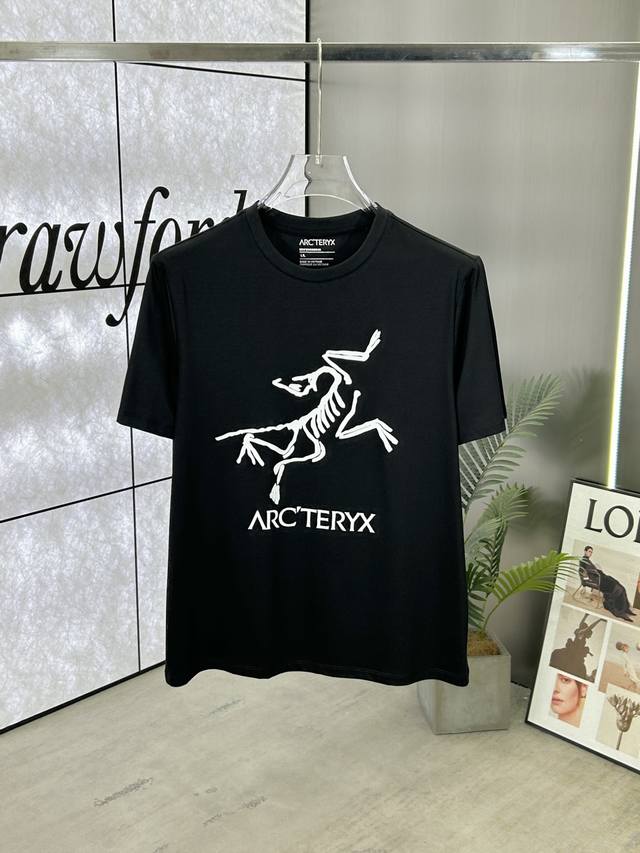 Arc'teryx 始祖鸟 ，25Ss春夏新品立体印花短袖T恤，正面饰有始祖鸟品牌立体标识，本品由80支双股丝光长绒棉面料定制而成, 采用80支双股丝光棉面料制
