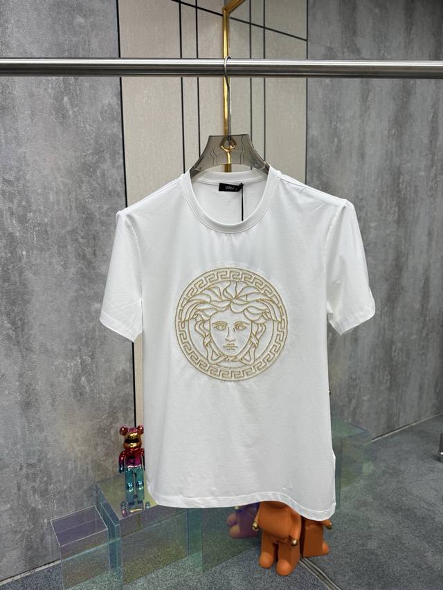 Versace 2025春夏新品德国进口36色珠管绣花机刺绣Medusa 图案短袖T恤；定制100支双股丝光长绒棉面料，德国进口珠管机绣花缀饰Medusa 图案