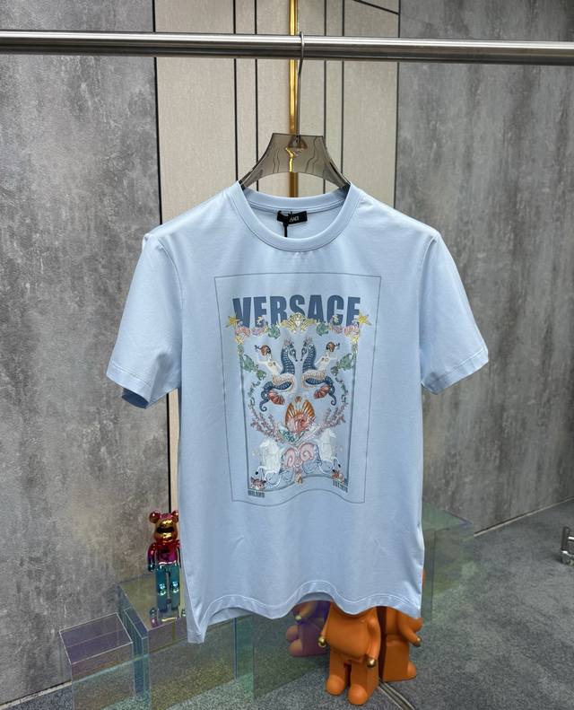 Versace 2025春夏新品Coral Theatre Postcard T恤；定制100支双股丝光长绒棉面料，一款多年值得好评的面料；胸前海洋系列Cora