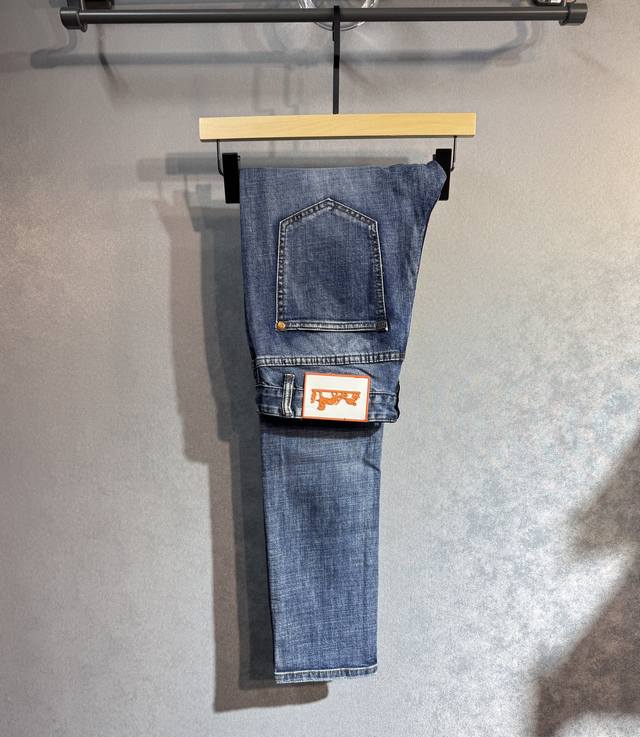 Hermes 爱马仕春夏最新品牛仔裤出入专卖店无压力 专柜热销款 品味与价值共享 身穿着非常舒适 低调不失奢华 穿出去非常有档次,裤型款式和裁剪亦无需多言 上身