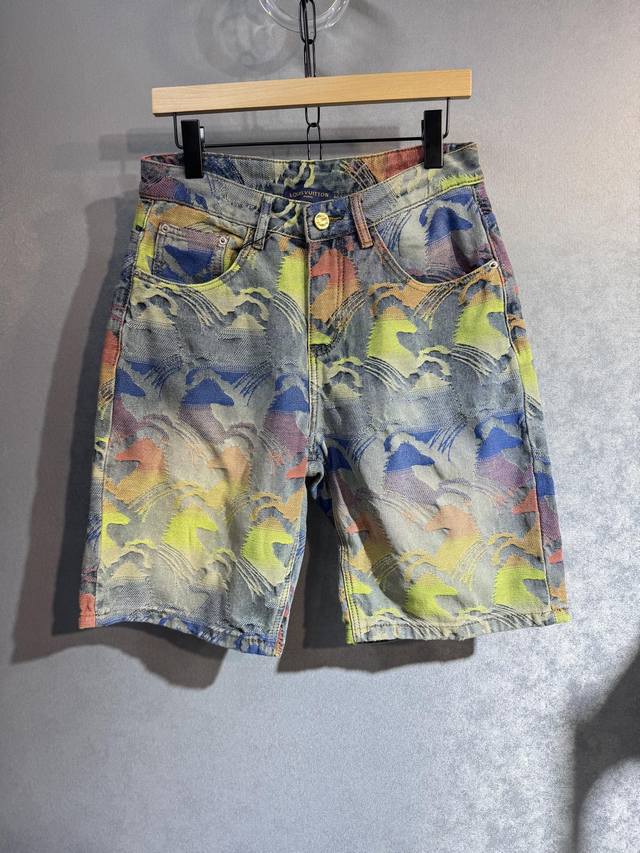 Dior 迪奥春夏最新品五分牛仔裤出入专卖店无压力 专柜热销款 品味与价值共享 身穿着非常舒适 低调不失奢华 穿出去非常有档次,裤型款式和裁剪亦无需多言 上身精