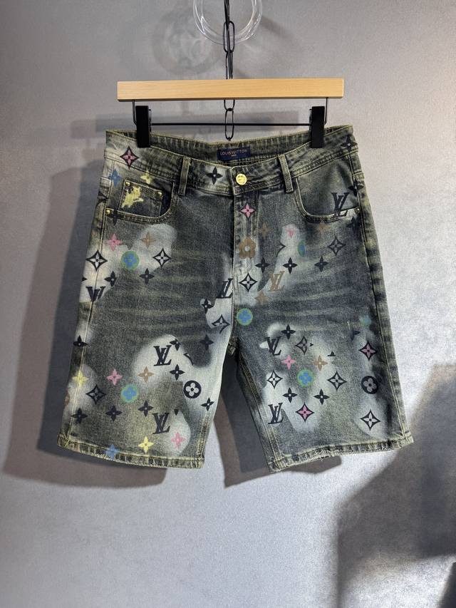 Lv 路易威登 春夏最新品五分牛仔裤出入专卖店无压力 专柜热销款 品味与价值共享 身穿着非常舒适 低调不失奢华 穿出去非常有档次,裤型款式和裁剪亦无需多言 上身
