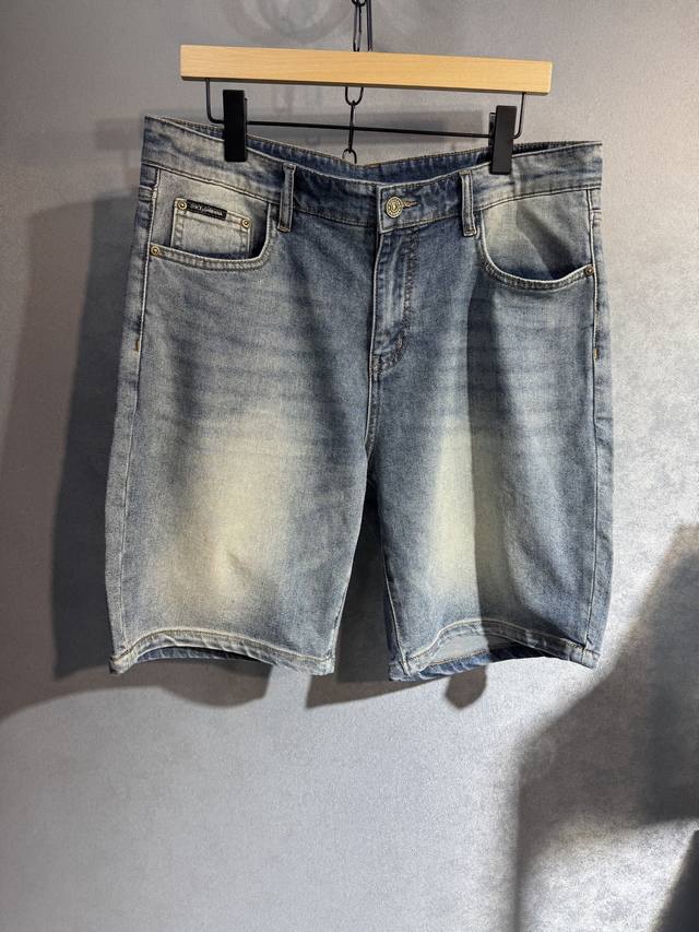 D&G 杜嘉班纳 春夏最新品五分牛仔裤出入专卖店无压力 专柜热销款 品味与价值共享 身穿着非常舒适 低调不失奢华 穿出去非常有档次,裤型款式和裁剪亦无需多言 上