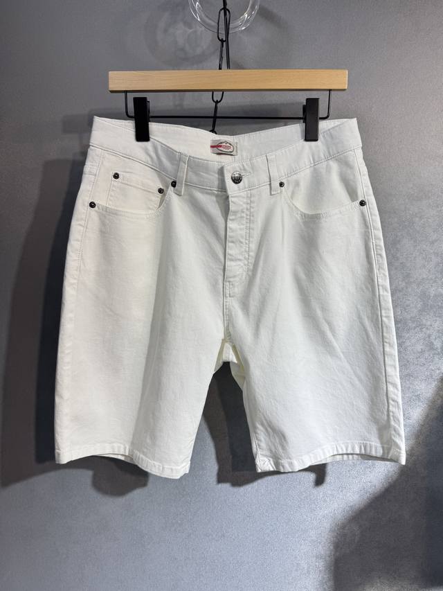 Prada 普拉达 春夏最新品五分牛仔裤出入专卖店无压力 专柜热销款 品味与价值共享 身穿着非常舒适 低调不失奢华D32 穿出去非常有档次,裤型款式和裁剪亦无需