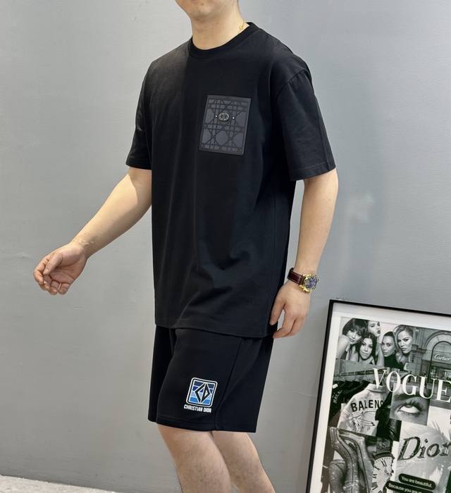 上衣 短裤 Dio*R迪奥25S新款圆领T恤.男女同款.采用 G纯棉面料.上身非常的舒服。质感区别于普通棉质面料..胸口部位皮口袋设计.经典Cd烫画交叉皮质立体