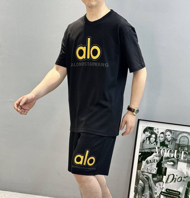 Alo*25S新款潮人套装.男女同款！经典字母图形烫画视觉冲击力时尚感强！发泡立体烫画工艺.260G纯棉面料柔软舒适！手感舒适透气.微宽松版型.原厂五金质感满满