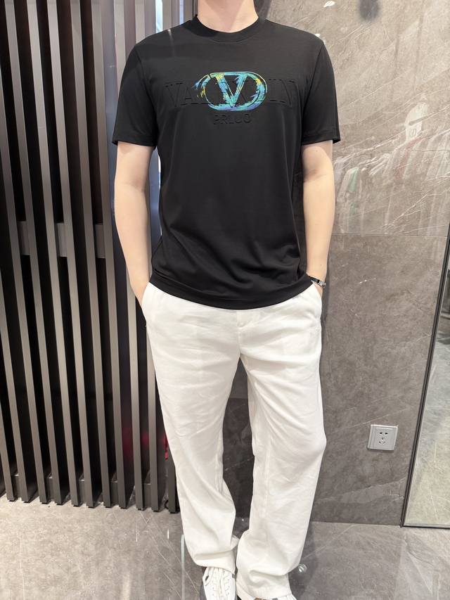 华伦天奴-2025最新T恤出货 欧美热销单品！精选意大利进口品牌莫代尔棉面料，最新的品牌印花设计，彰显时尚 ！码数：48-56 模特180 140穿50，配香港