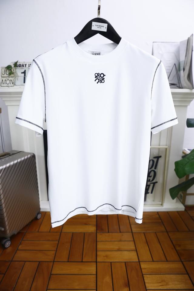 罗意威. 2025夏季新款！时尚休闲圆领短袖时尚单品设计，更加时尚舒适，高标准定制，上身非常有型，胸前奢华经典品牌Logo图案 客供辅料，采用舒适匹马棉面料质感