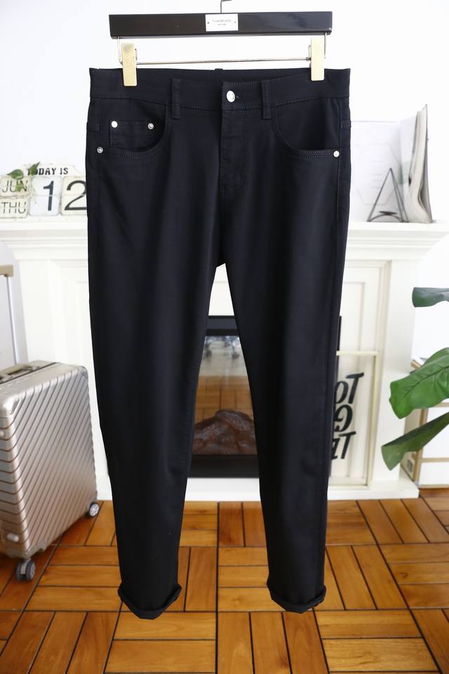 Kiton. 2025夏季新品！时尚男士深色百搭休闲裤！奢华经典品牌字母Logo配饰 身穿着非常舒适 低调不失奢华 穿出去非常有档次 裤型款式和裁剪亦无需多言