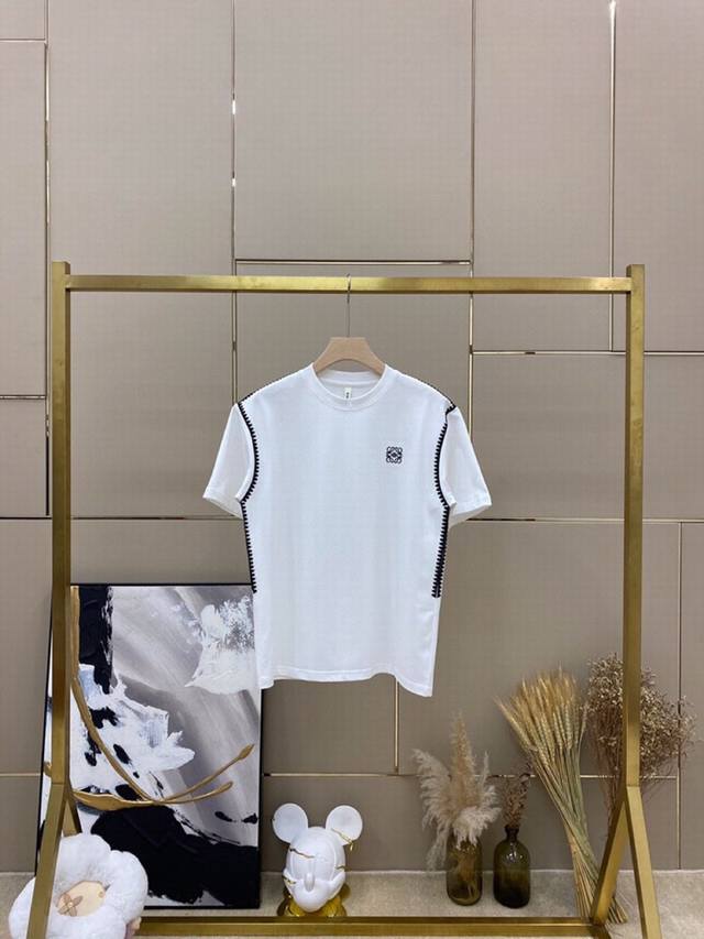 Loewe 罗意威春夏网红爆款，钩花边短袖圆领T恤，专属定制奢品丝光珠地面料，爽滑舒适有型，手感超一流，物超所值手工钩花工艺装饰侧缝简单又高级前幅进口精致刺绣标