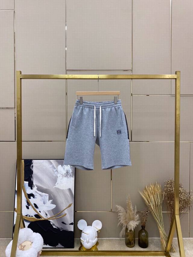 Loewe 罗意威春夏网红爆款火爆罗罗威钩花边短裤，专属定制奢品空气珠地面料，爽滑舒适有型，手感超一流，物超所值纯手工钩花工艺装饰侧缝简单又高级，前幅进口精致刺