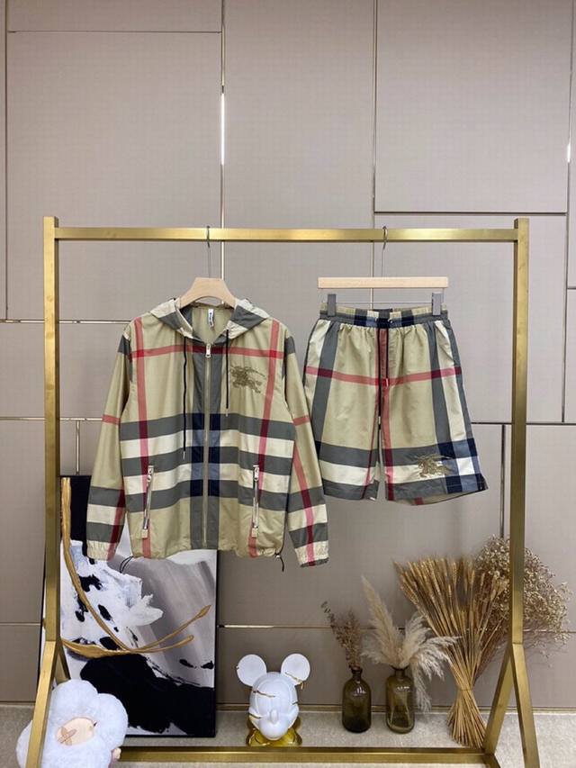 Burberry巴宝莉 春夏 原版级新款卡其超大格纹战马骑士刺绣 防晒连帽夹克外套套装 原版级定制经典配色超大格纹色织尼龙面料，进口电脑精细刺绣标志性战马所有五