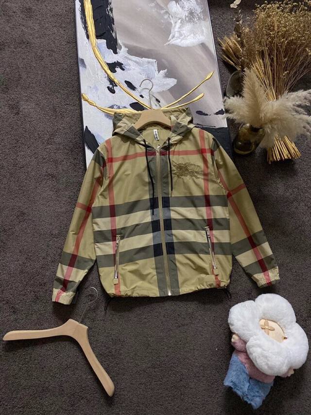 Burberry巴宝莉春夏 原版级新款卡其超大格纹战马骑士刺绣 防晒连帽夹克外套 原版级定制经典配色超大格纹色织尼龙面料，进口电脑精细刺绣标志性战马所有五金定制