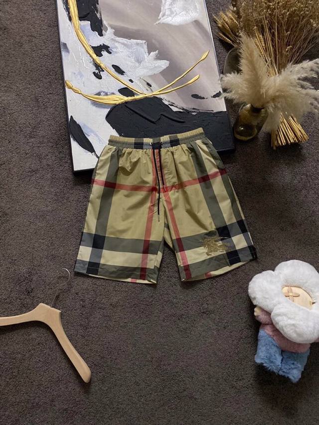 Burberry巴宝莉春夏Ss 新款卡其超大格纹战马骑士刺绣 防晒短裤 原版级定制经典配色超大格纹色织尼龙面料，进口电脑精细刺绣标志性战马所有五金定制，细节完美