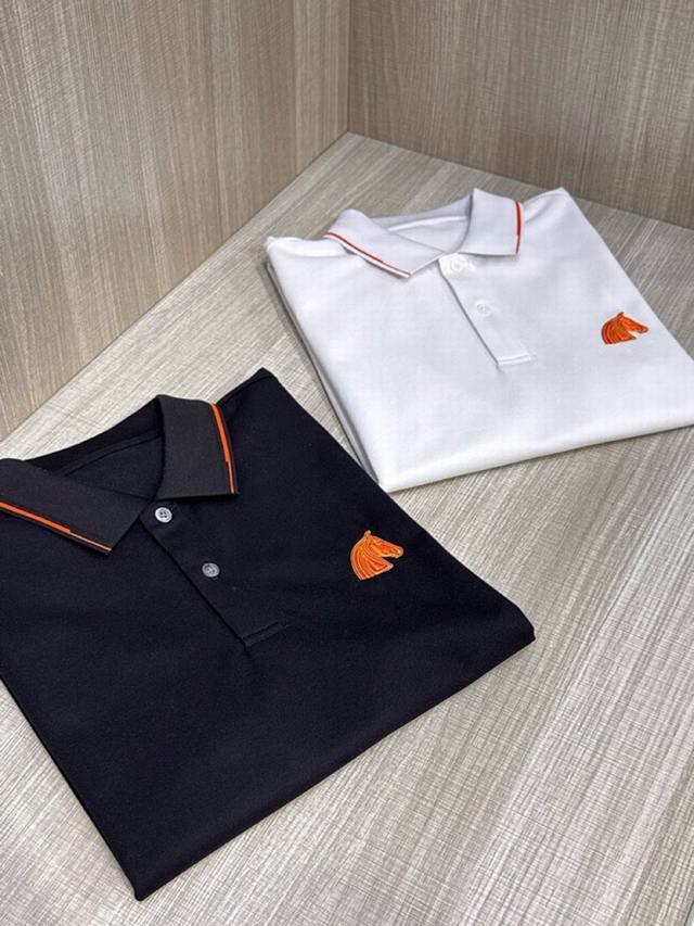 Hermes 爱马仕2025春夏最新马头绣标男士翻领T恤，轻盈商务风Polo衫，胸前极具代表性的马头徽标，采用高端重工的3D立体刺绣高周波工艺，小巧精致，饱满立