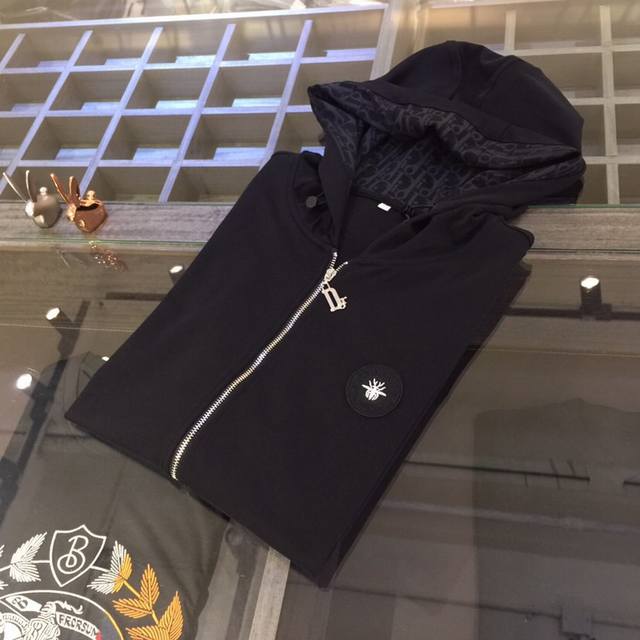 迪家2025夏季最新发布短袖连帽拉链开衫！科技聚酯纤维丝光面料，透气舒适细腻柔软，面料，辅料全部原版定制出品，低调高端！高品质出货，上身时尚有型！尺码：M～Xx