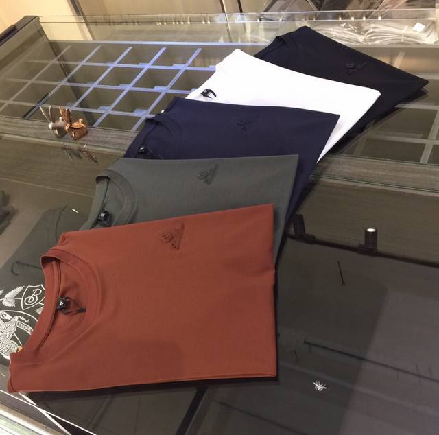 Lp家胖哥哥福音2580夏季新品 秒杀一切版本！经典时尚百搭圆领短袖 胸前精美立体Logo设计！订制桑蚕丝天丝超柔软面料 男人的衣柜都少不了基础打底衫 随时随地