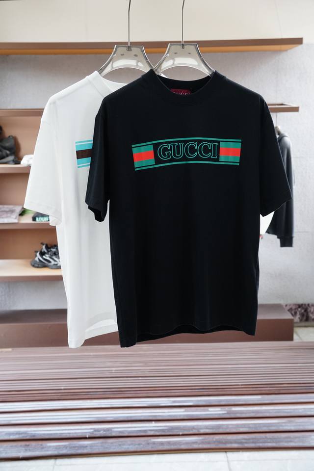 Gucci 古奇 2025春夏系列新品 爆款返单推荐 圆领短袖T恤。选用进口欧棉，以天然植物纤维提炼出来，手感柔软，穿着舒适，完全不易有刺激皮肤，这样的面料吸湿