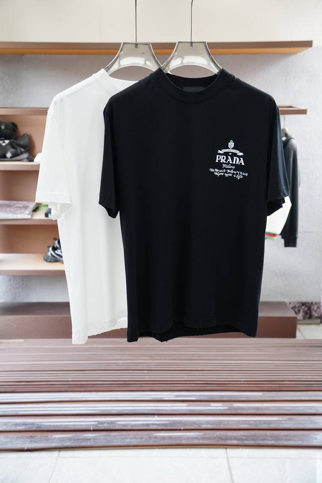 Prada普拉达- 2025春夏系列新品 爆款返单推荐 圆领短袖T恤。选用进口欧棉，以天然植物纤维提炼出来，手感柔软，穿着舒适，完全不易有刺激皮肤，这样的面料吸