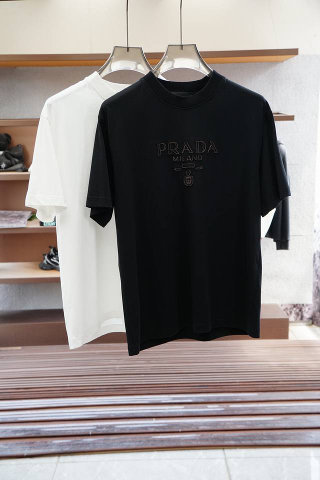Prada 普拉达， 2025春夏系列新品 爆款返单推荐 圆领短袖T恤。选用进口欧棉，以天然植物纤维提炼出来，手感柔软，穿着舒适，完全不易有刺激皮肤，这样的面料