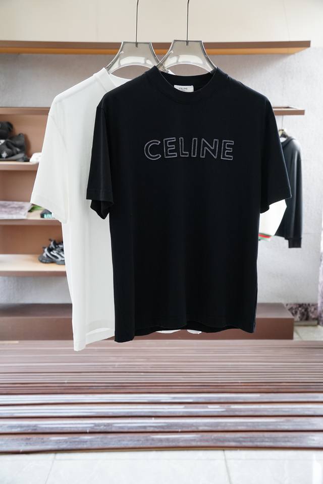 Celine- 2025春夏系列新品 爆款返单推荐 圆领短袖T恤。选用进口欧棉，以天然植物纤维提炼出来，手感柔软，穿着舒适，完全不易有刺激皮肤，这样的面料吸湿性