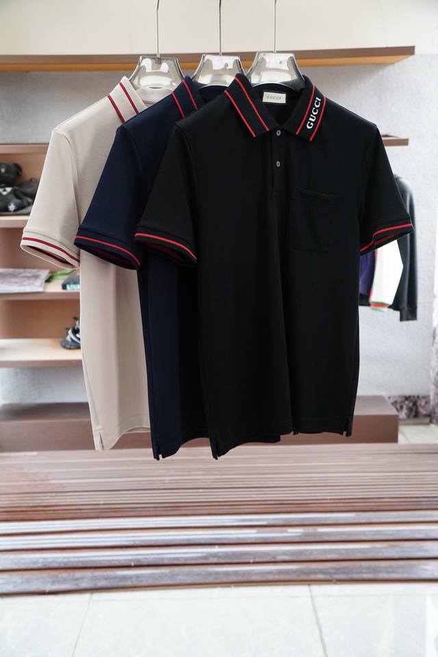 Gucci 古奇 专柜同步2025Ss夏季新品，男士胸前经典徽标标识商务休闲撞色领短袖Polo衫！贸易公司渠道稀出，同步Gw发售！视觉颇为精致美观，彰显了品牌特