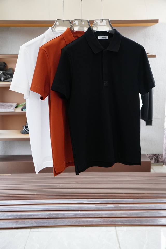 罗意威 Loewe专柜同步2025Ss夏季新品，男士胸前经典徽标标识商务休闲撞色领短袖Polo衫！贸易公司渠道稀出，同步Gw发售！视觉颇为精致美观，彰显了品牌特