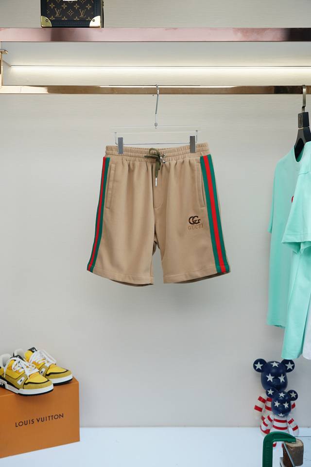 2025春夏系列新品 Gucci 古奇，男士短裤，考究的剪裁是品牌工坊精湛工艺的精髓所在，也是品牌传承的核心。这款短裤是二零二五春季男装系列新品，款式时尚，别具