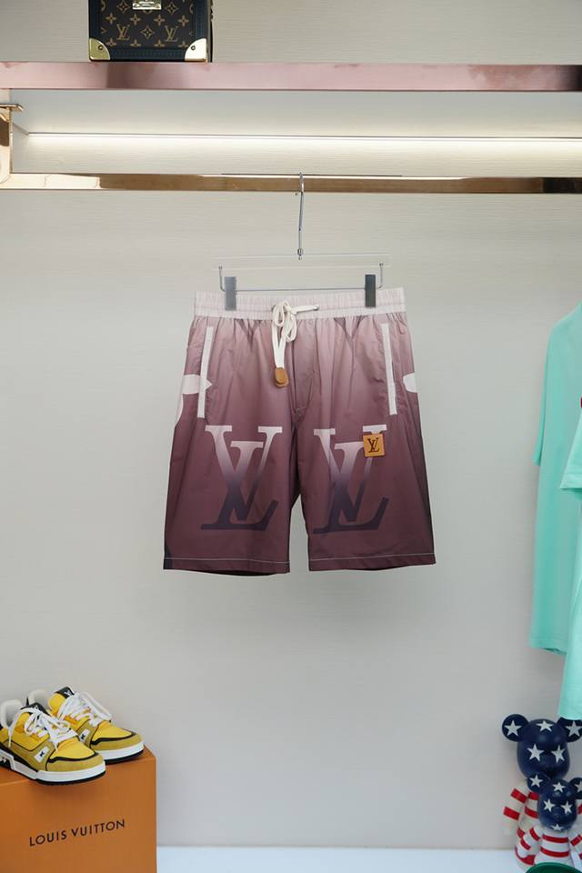 2025春夏系列新品 Lv-路易威登 男士提花短裤，考究的剪裁是品牌工坊精湛工艺的精髓所在，也是品牌传承的核心。这款短裤是二零二五春季男装系列新品，款式时尚，别