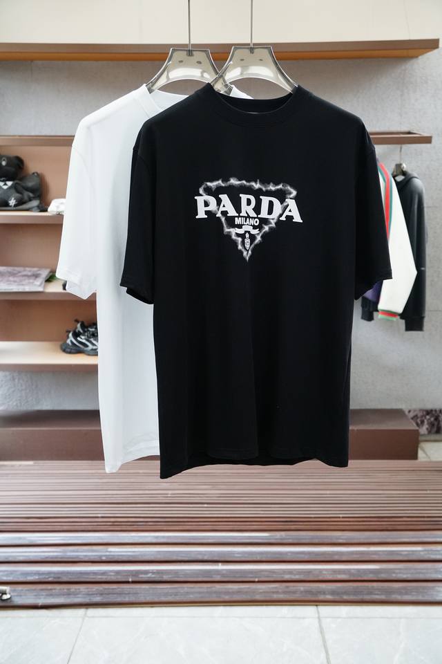 Prada 普拉达，2025夏季独家专供新款原单男士休闲短袖 高端定制 高端版本 时尚百搭爆款进口纯棉面料 手感超柔软细腻 穿着亲肤舒适 高端精品 代工厂P精细