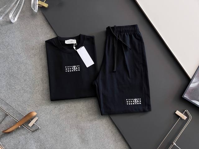 套装Mm6、 2025春夏新款男女同款短袖T恤！Logo刺绣设计！极具设计精选客供100%全棉面料，手感柔软亲肤，着身舒适透气性都无法挑剔，实物绝对会让你爱不释