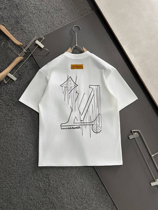 Lv 2025Ss春夏最新款圆领时尚短袖T恤，官网同步，专柜纯棉面料！贴肤舒适，耐看又好穿，经典简约Logo设计，原厂工艺一丝不苟，型男必备单品 码数M-Xxl