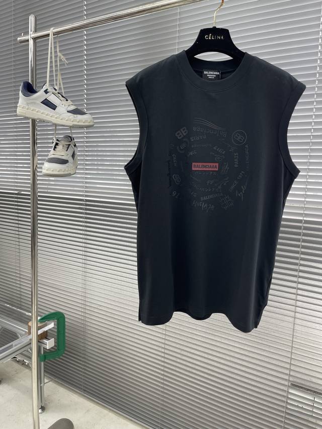 Balenciag 标识大Logo短袖T恤 采用280克新疆棉冰感索罗娜面料，通过索罗娜科技处理 在夏季穿着时能带来冰凉的触感，成衣普洗 喜欢高版本的可以首选