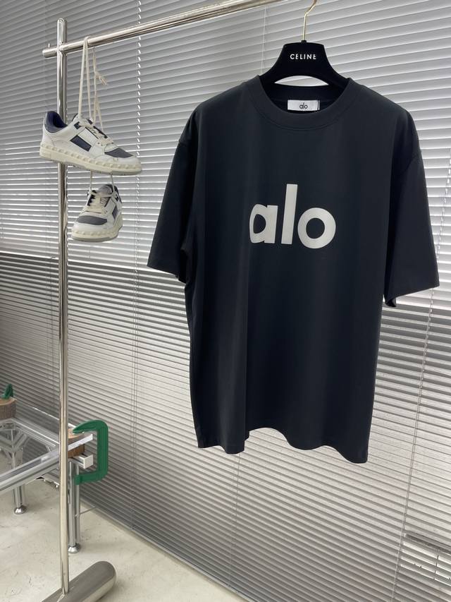 Alo 印花标识短袖T恤 采用280克新疆棉冰感索罗娜面料，这种面料采用了新疆棉作为主要成分，通过索罗娜科技处理，使得面料在夏季穿着时能带来冰凉的触感，成衣普洗