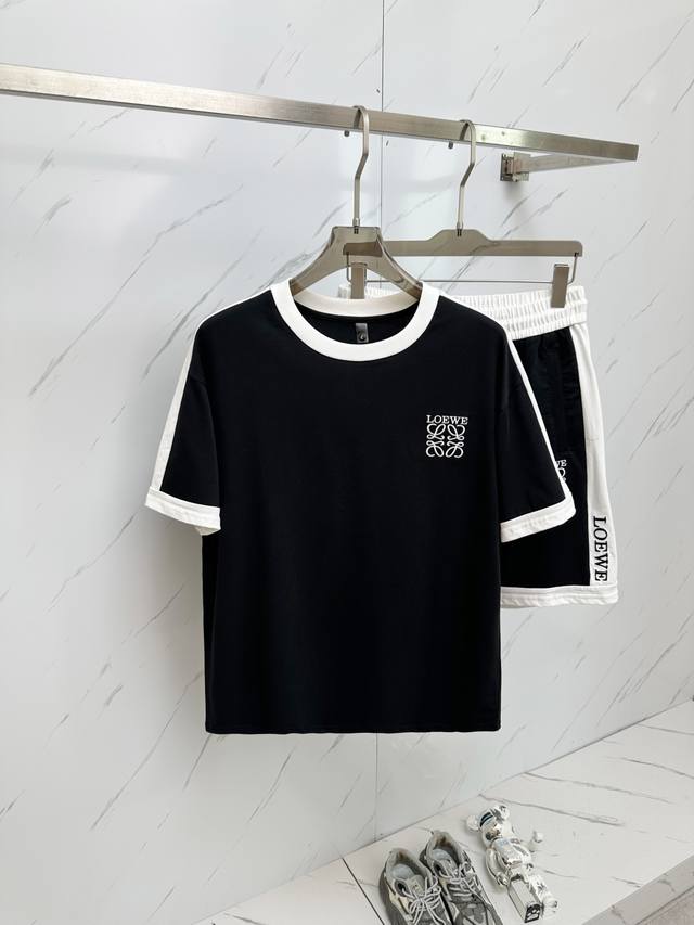 套装Loewe 2025新款休闲套装，细节精致高级，高级感满满。定制高端面料，上身挺括有型，舒适不紧绷。干净利落的剪裁都市风十足，穿上心情就好，高端潮流时尚人士