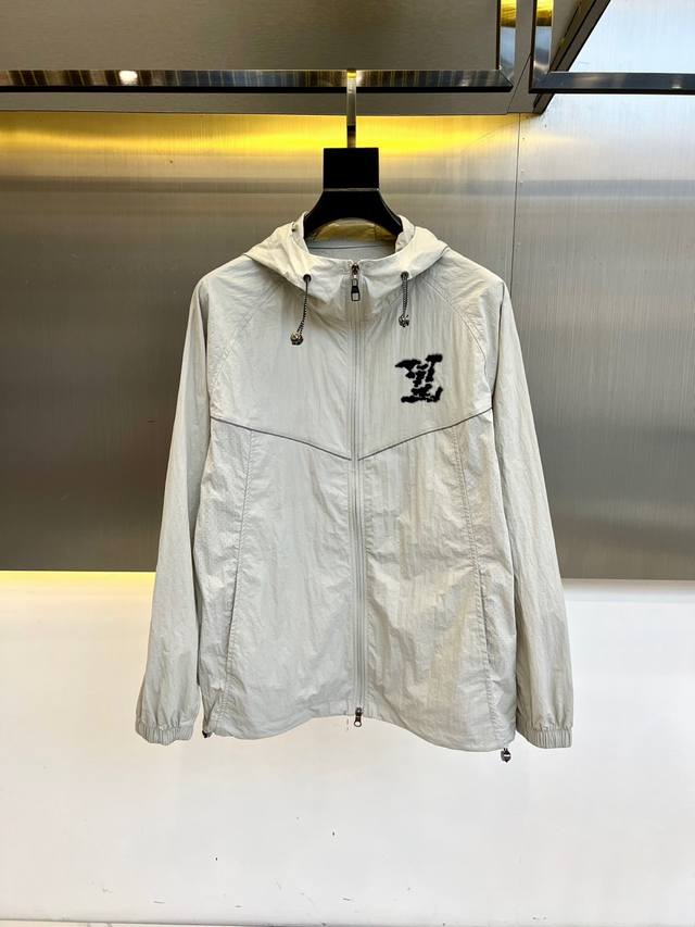 Lv、2025男士连帽休闲夹克春夏装薄款外套防晒衣。超轻四面弹力防晒面料，全压胶防水透气工艺。防晒性能Upf30+，超强防泼水性能，洗后可达4级，吸汗排湿，让身