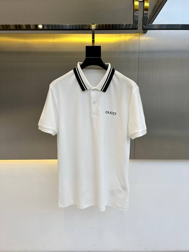 Gucci、2025S经典标志性Logo点缀元素 经典时尚翻领 Polo衫短袖 ，贸易公司渠道订单，简约大气，时尚百搭，品相更是无法挑剔！选用客供进口定织纯棉珠