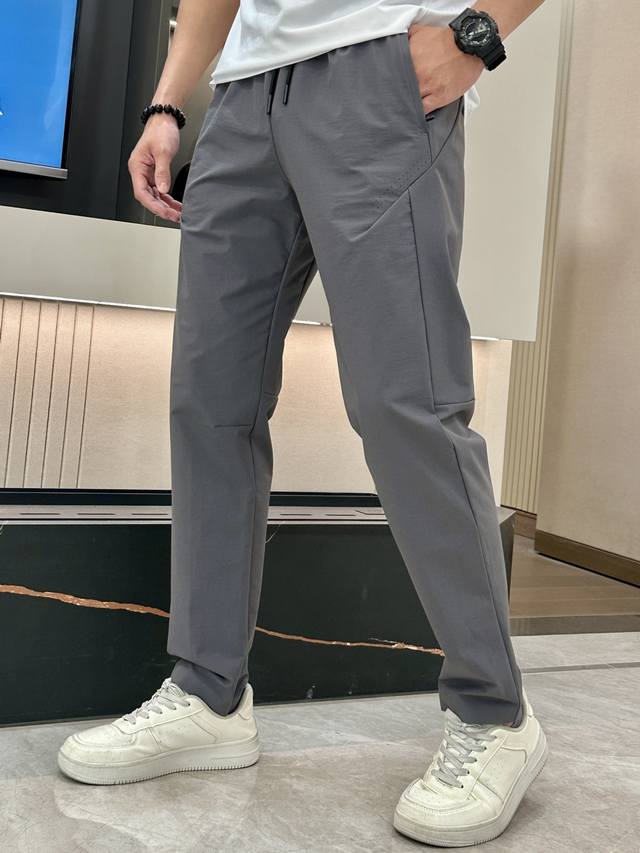 2025春夏款Arc'teryx始祖鸟 Gamma Lt 男子 软壳冲锋裤 鸟家户外运动休闲冲锋裤 专业研发的科技导湿速干面料， 面料在纺织过程中加入经纬状分布
