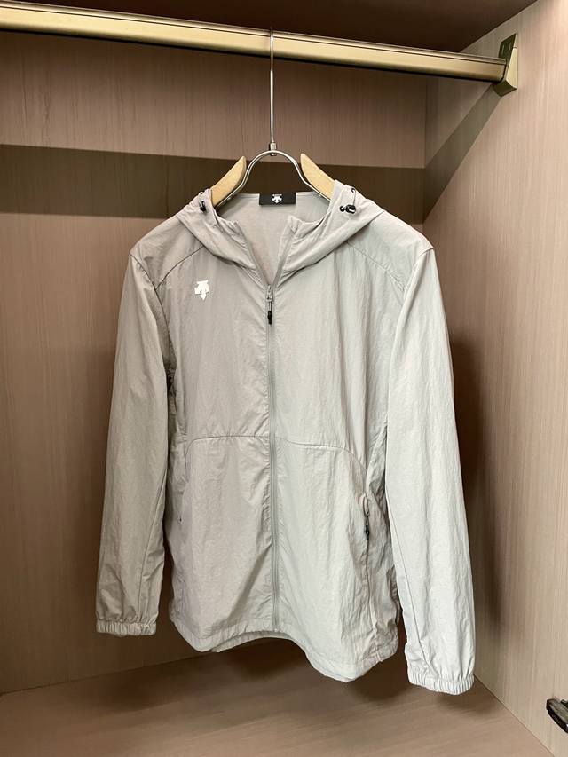 迪桑特 运动轻薄防晒衣 臻稀货源！原单好货！2025春夏新款运动外套防晒服 一款多功能外套，可以是日常休闲穿搭一件普通外套，也可以炎炎夏日的防晒利器！也可以是晚