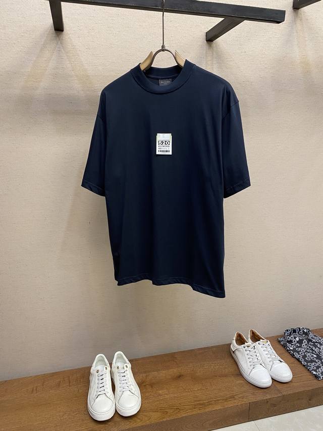 Balenciaga，Ba 520收据贴胶圆领短袖 发售色系：褪黑色、灰白色 洗涤建议：15分钟快洗 反面洗涤 使用洗衣袋 禁用烘干机 原,200购买；干爽平纹
