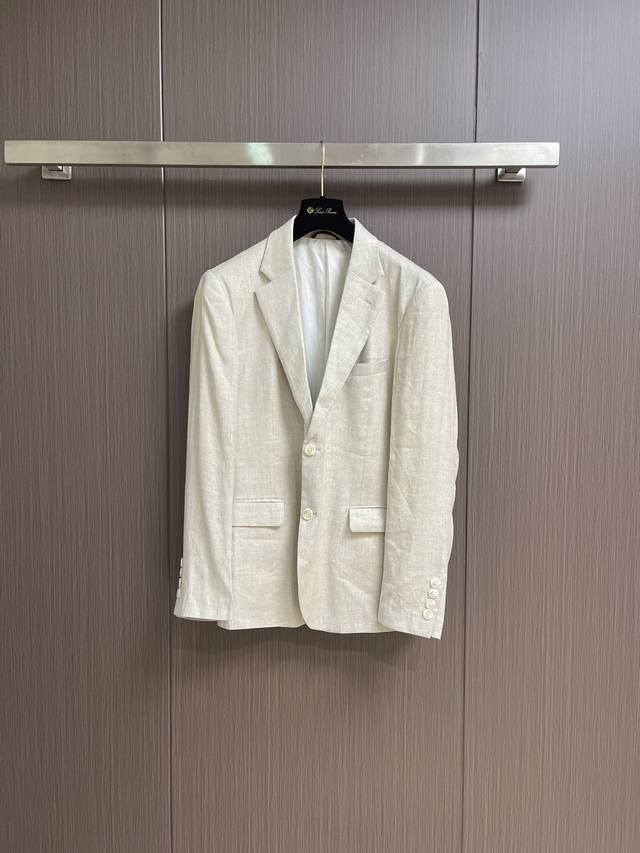 Zegna 春夏新品男士亚麻高端商务西装外套，经典版型裁剪，尽显男士魅力风采．高端纤维亚麻机织，多道工序的精工细作，内外一致保持高端品质形态，经典裁剪设计体现经
