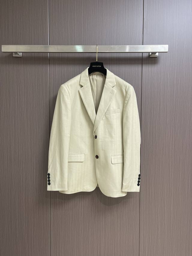 Kiton 2025Ss夏季新款西装外套，这款采用斜纹面料精心制作，完美缔造胸挺立廓的效果，质感所流露的档次绝非一般可比，具有出色的热调性和透气性，贴身舒适，可