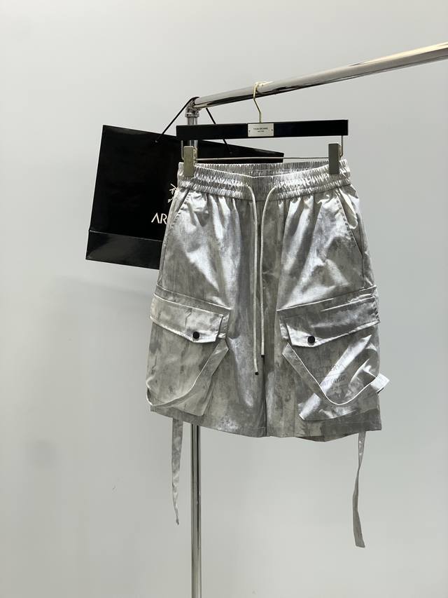 Arcteryx 始祖鸟，2025夏季新品，时尚休闲短裤，专柜同步有售，原单狠货，采用进口原版面料，顶级印花工艺字母图案Logo，档次极高，从容百搭，上身帅气有