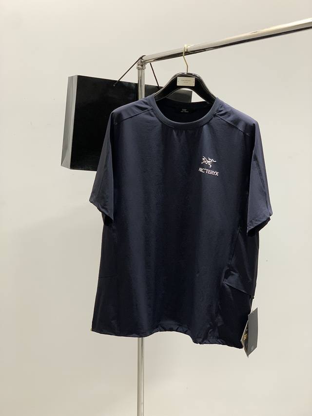 Arcteryx 始祖鸟，2025夏季Aw新品，时尚休闲圆领短袖T恤，专柜同步有售，原单狠货，进口原版面料，工艺极度复杂，视觉相当雅致时髦，高贵而优雅，从主体面