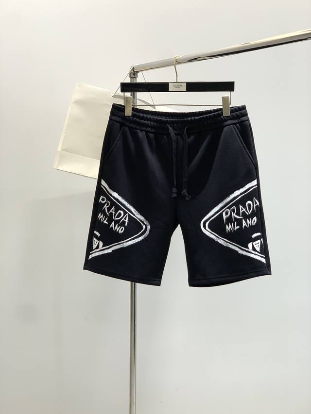 Prada 普拉达，2025夏季最新品，专柜同步有售，时尚休闲短裤，进口原版面料，做工极为复杂，唯一可以做代购级别的渠道狠货，顶级印花工艺字母图案Logo，原版