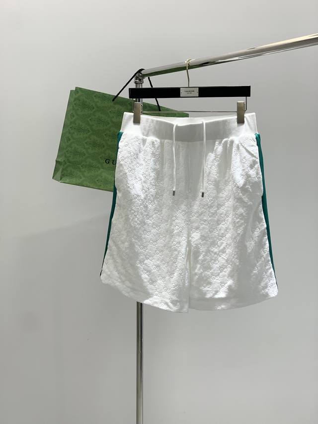Gucci 古驰，2025夏季最新品，专柜同步有售，原单狠货，时尚休闲短裤，进口原版面料，舒适透气，独特设计风格，顶级印花工艺字母图案Logo，原版五金辅料装饰